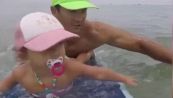 Piccola intrepida: a 2 anni sul surf, con papà