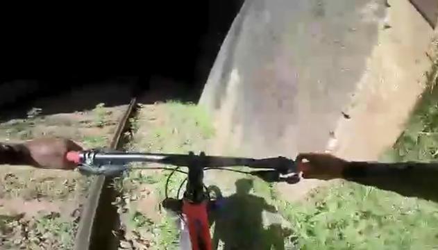 Entrano in bici in galleria ma arriva il treno