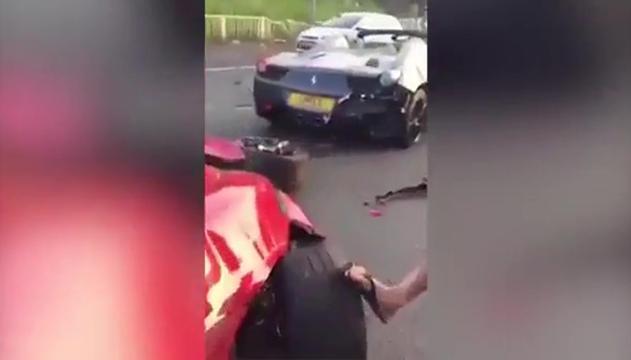 Scontro Ferrari-Porsche: supercar distrutte, guidatori in fuga