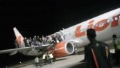 Allarme bomba in aereo: passeggeri in fuga