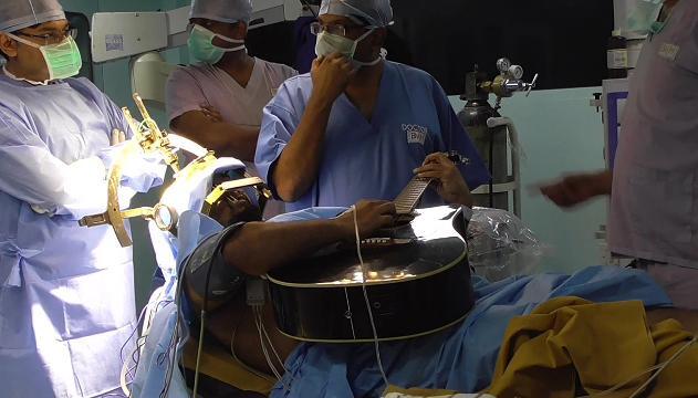 Incredibile: suona la chitarra mentre lo operano al cervello