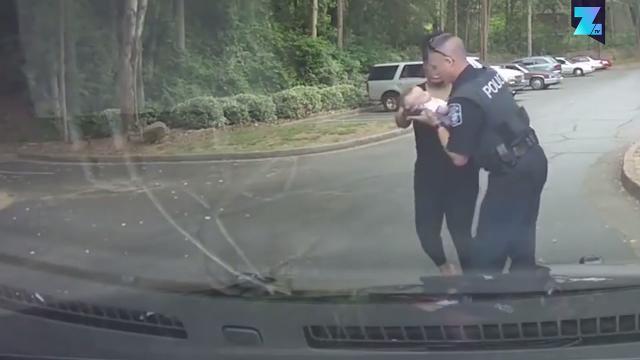 Neonata non respira, l'agente la salverà?