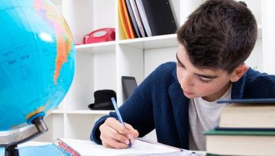 Adolescenti e compiti delle vacanze