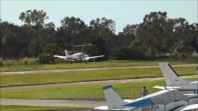 Impressionante scontro in pista tra aereo e elicottero