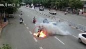 Paura in strada: lo scooter va a fuoco
