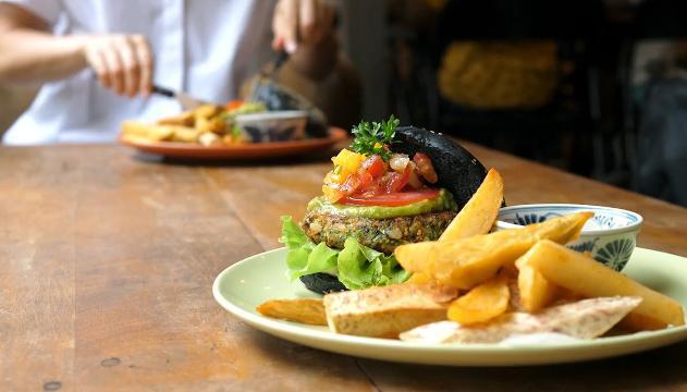 Ceni con questi cibi? Ecco perché non dovresti farlo