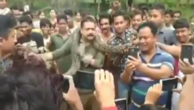 'Selfie' del ranger con il pitone: il serpente si vendica
