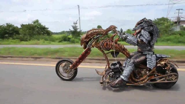 Quando Predator decide di prendere la moto
