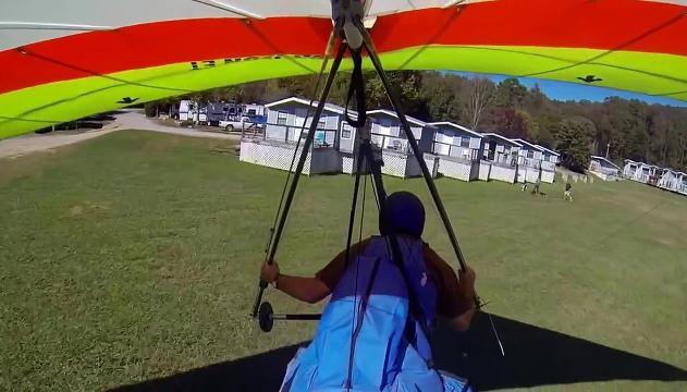 Il deltaplano sbaglia atterraggio: lo schianto è impressionante