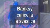 Banksy cancella la svastica
