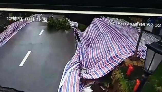 Crollo impressionante: la strada sparisce