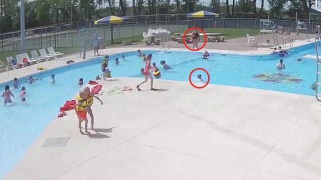 Bambino sta per affogare, bagnina lo salva