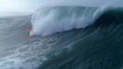 Arriva un'onda enorme: surfer 'inghiottito'