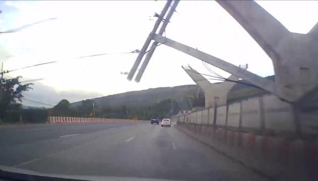 Pilone di cemento si schianta sull'auto: salvi per miracolo