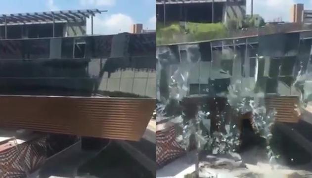Paura in città: crolla centro commerciale