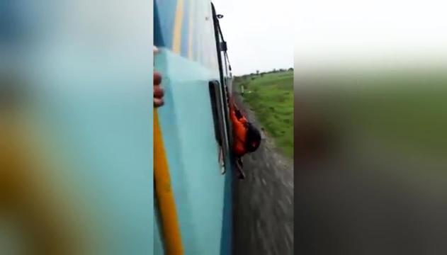 Stuntman o folle? Uomo aggrappato a treno in corsa