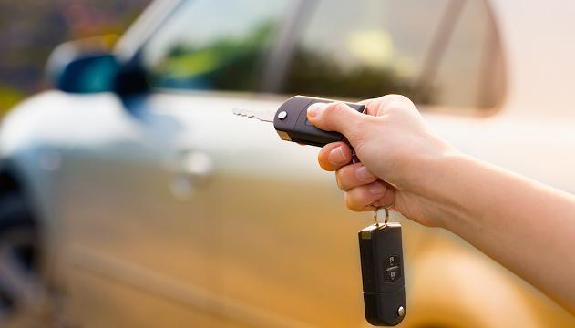 Ecco perché dovresti arrotolare le chiavi dell'auto nell'alluminio