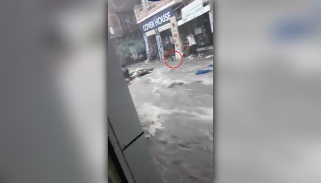 Bimba trascinata via dall'acqua, salvata per miracolo