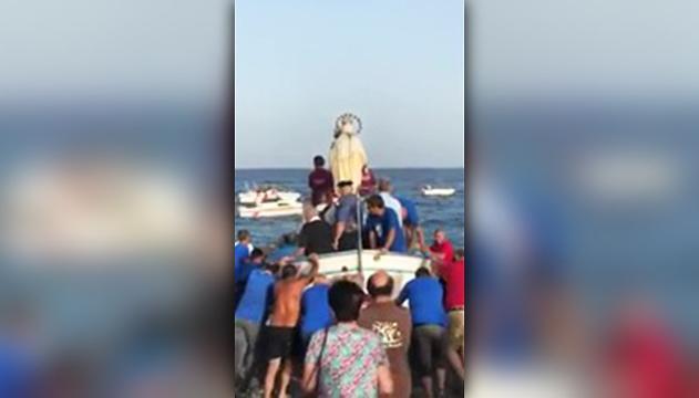 La processione per la Madonna è un flop: fedeli finiscono in acqua