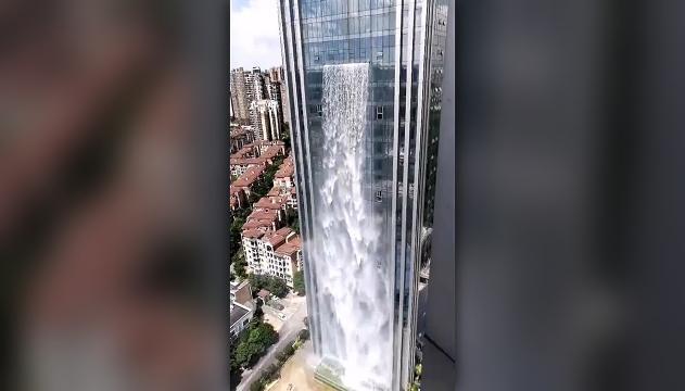 Il grattacielo con cascata: finzione o realtà?