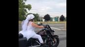 La sposa arriva al matrimonio guidando la sua Harley