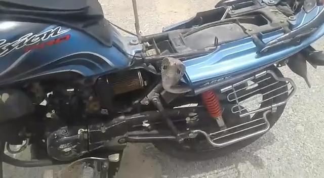 Solleva la sella della moto ed ecco cosa ci trova