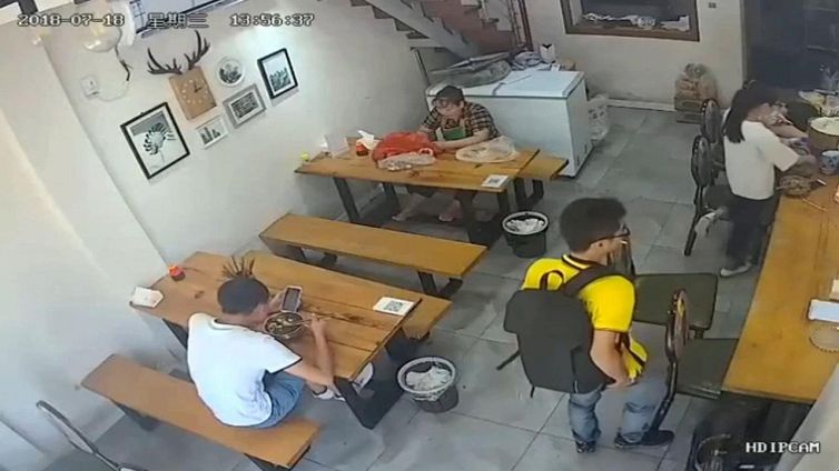 Si accende una sigaretta e gli va a fuoco la testa
