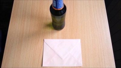 Come aprire una bottiglia con un foglio di carta