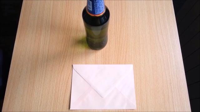 Come aprire una bottiglia con un foglio di carta