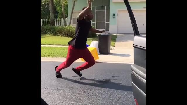 Vuole girare un video virale ma viene investito dall'auto