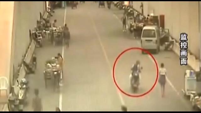 Che figuraccia: si distrae per guardare una bella ragazza e si schianta