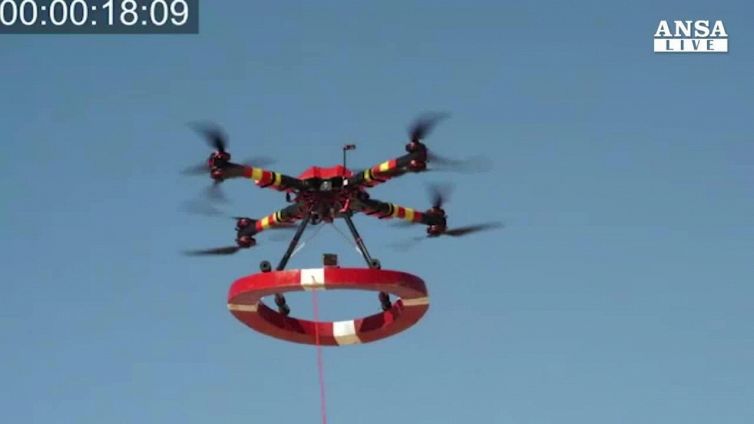 Arriva il drone bagnino che lancia il salvagente