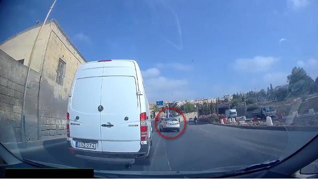 Vuole fare il furbo allo svincolo, ma vola dalla rampa