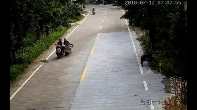 Si schianta in motorino, ma non smette di guardare il cellulare