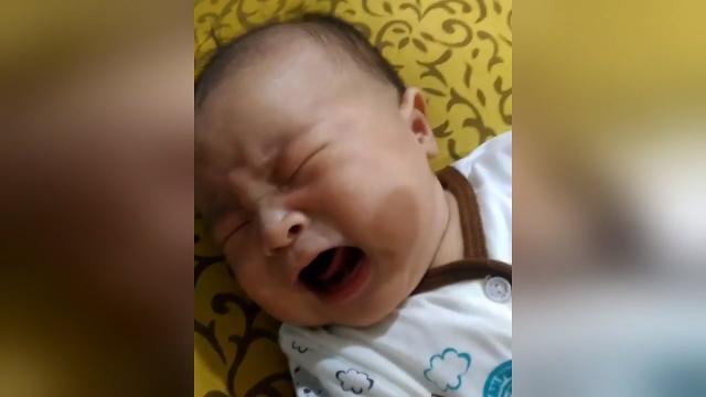 Il bimbo smette di piangere se sente la sua voce