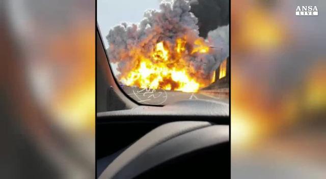 Incendio a Bologna, l'esplosione in diretta