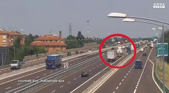 Il video dell'impatto tra l'autocisterna e il camion