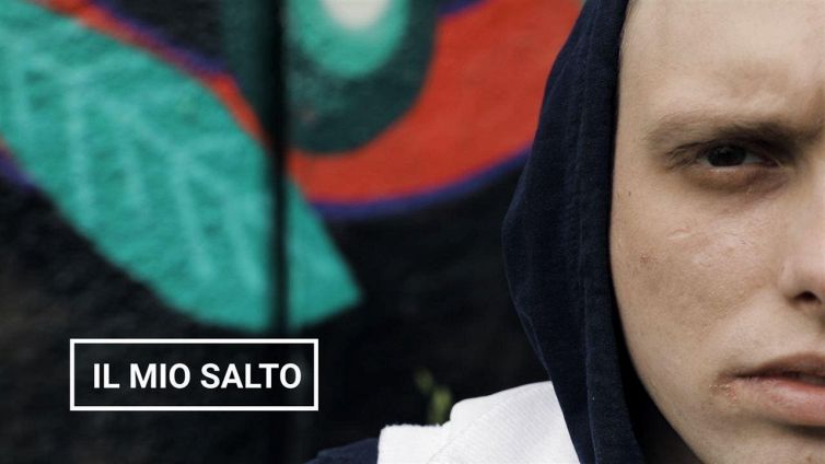 Un assassinio, un tentato suicidio, la sedia a rotelle e l'omosessualità