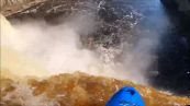 Vola col kayak da una cascata di 30 metri