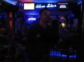 Tiziano Ferro canta al karaoke ma nessuno lo riconosce