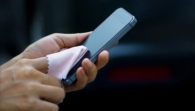 Pulite lo smartphone ogni giorno: ecco perché