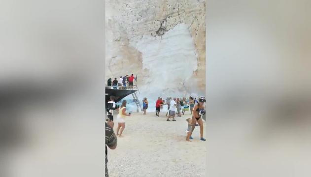 Crolla la parete della scogliera: panico in spiaggia