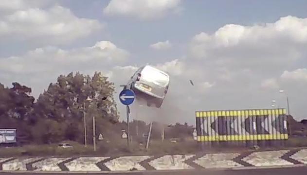 Incidente da paura: furgone vola sopra rotonda