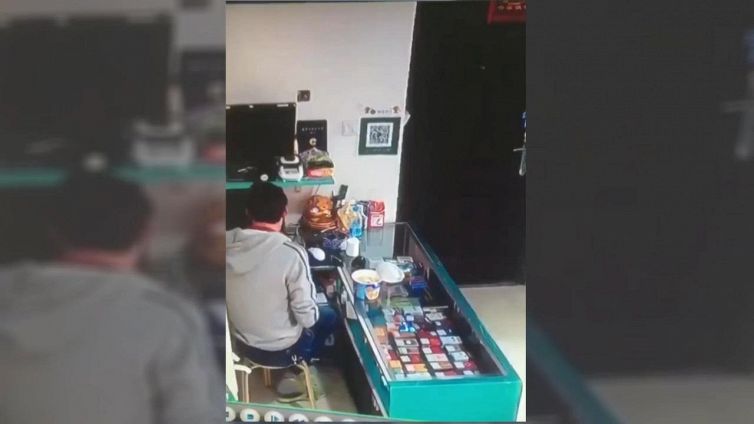 La scodella esplode sul tavolo. Fantasmi o semplice distrazione?
