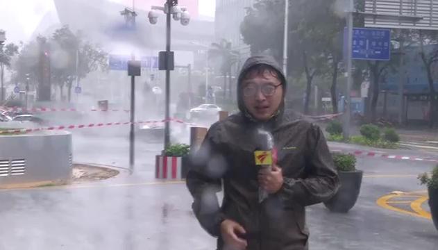 Paura per il giornalista: terrificante schianto a pochi metri da lui