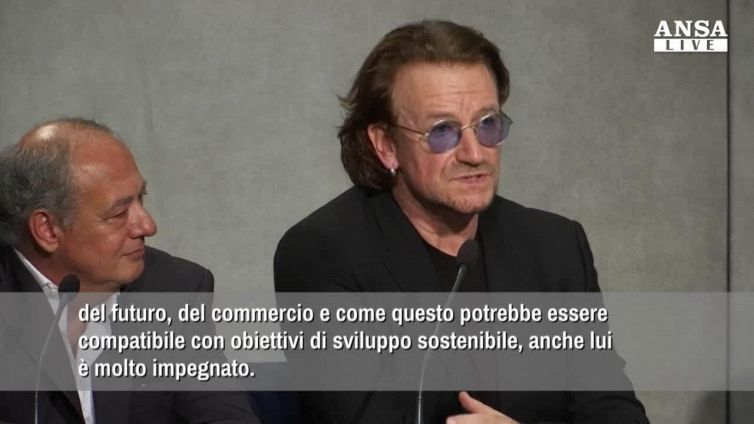 L'abbraccio tra Papa Francesco e Bono Vox