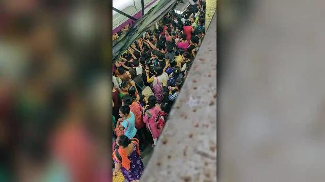 Una normale giornata da pendolare in India