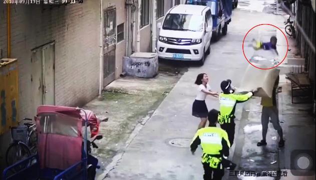 Poliziotto e fatturino salvano bimbo caduto dal primo piano