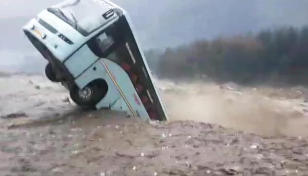 Corrente impressionante: autobus travolto e trascinato via
