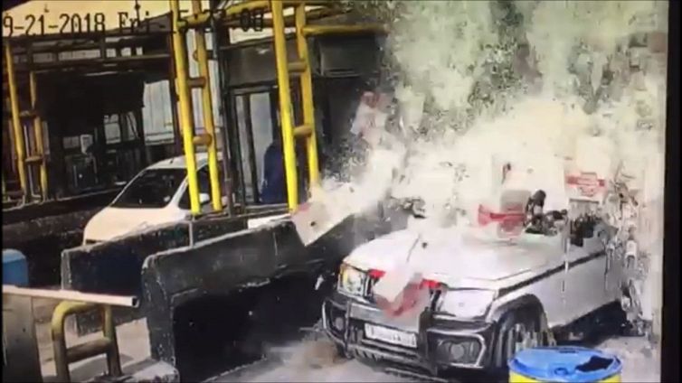Fermo al casello: tamponato da un camion pieno di birra
